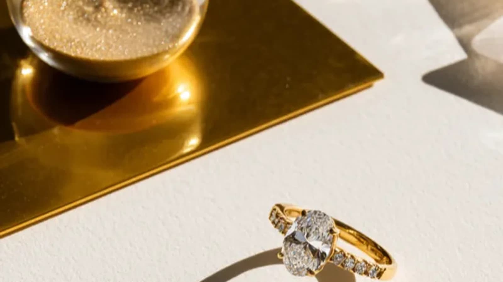 Fotos de joyas formateadas correctamente para los requisitos de Amazon, Etsy, eBay, Walmart y TikTok Shop