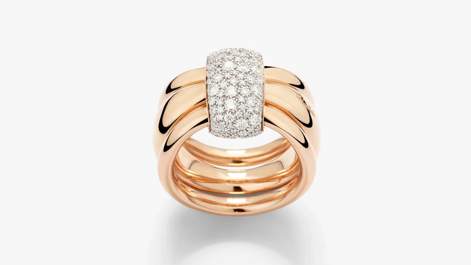 Comparación antes y después de un anillo de diamante retocado con AI sobre fondo blanco