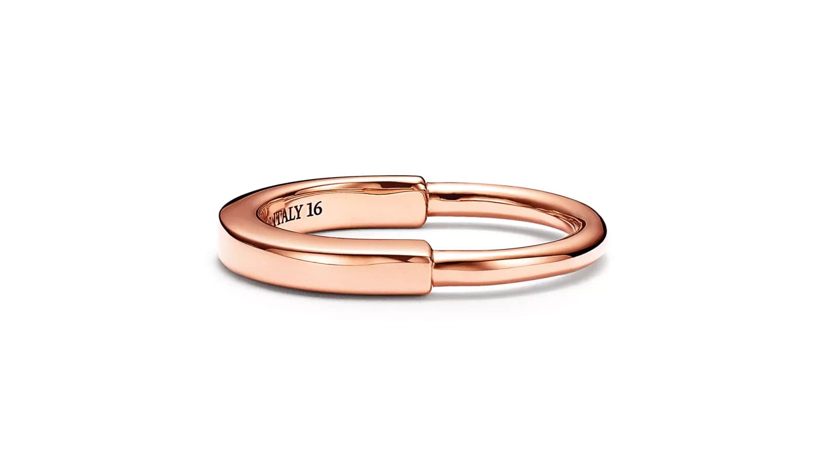 El mismo anillo se muestra en variaciones de oro amarillo, oro rosado, oro blanco y plata creadas a partir de una sola foto utilizando edición de color de metal con IA