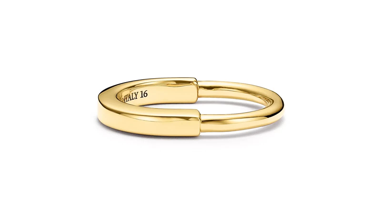 Anillos de joyería de oro y plata fotografiados uno al lado del otro con tonos de metal precisos