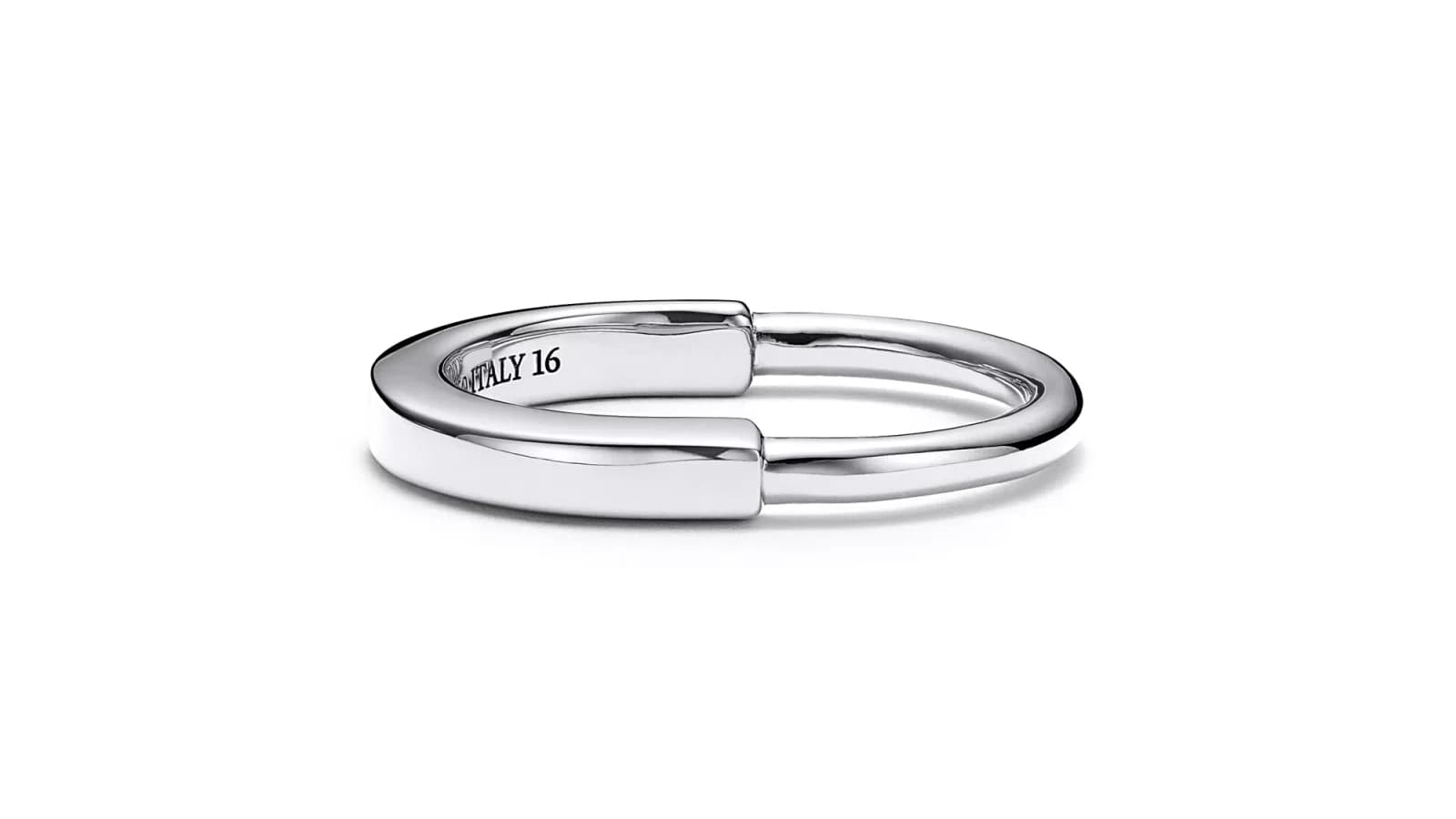 Fotos de productos de joyería dimensionadas para múltiples marketplaces en pantalla de laptop