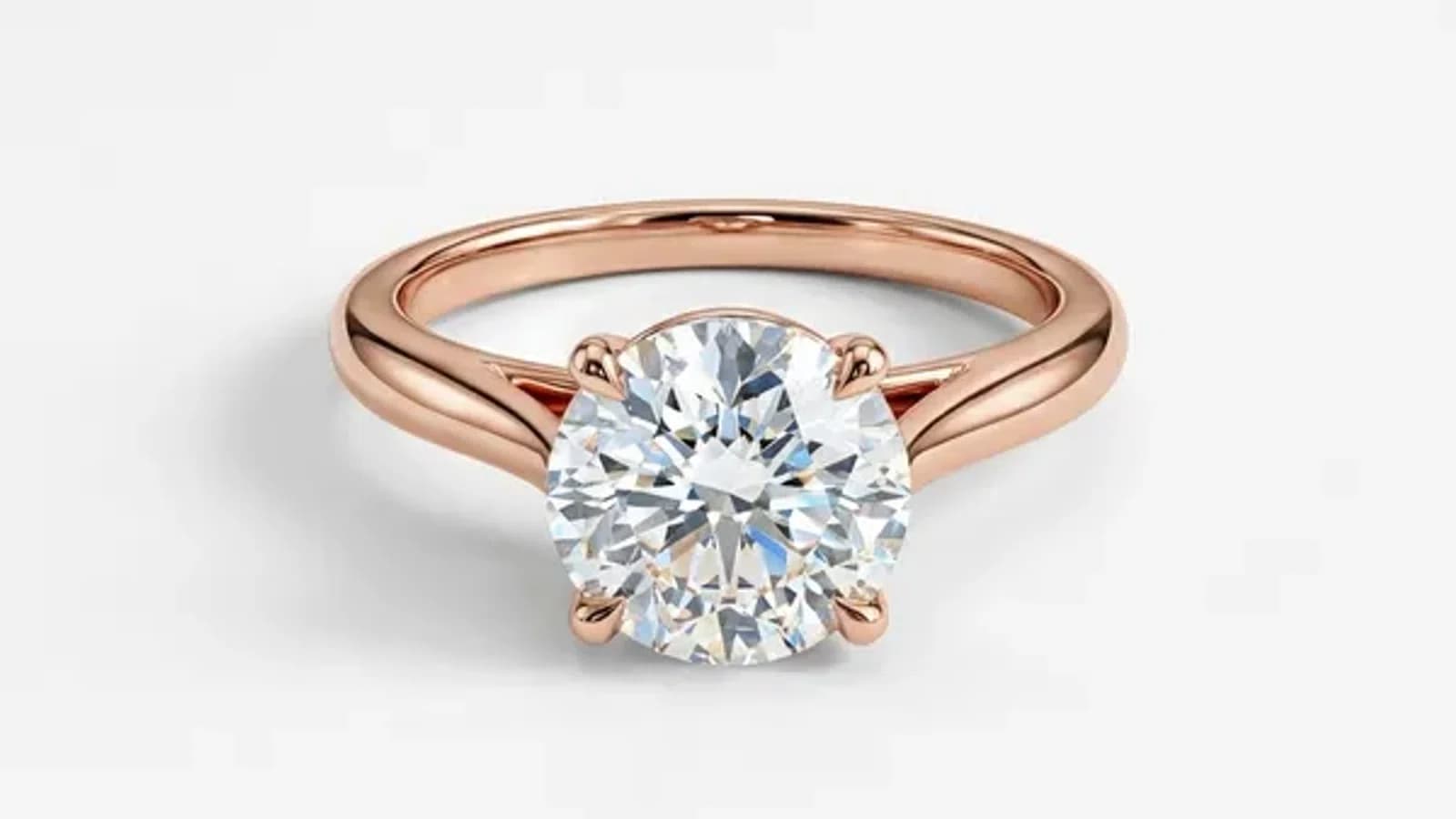 Flujo de trabajo de fotografía de joyas paso a paso mostrando captura de smartphone, retoque de IA y listado final del mercado
