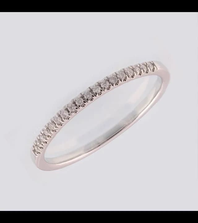 Gold ring before AI retouching - uneven lighting and dust