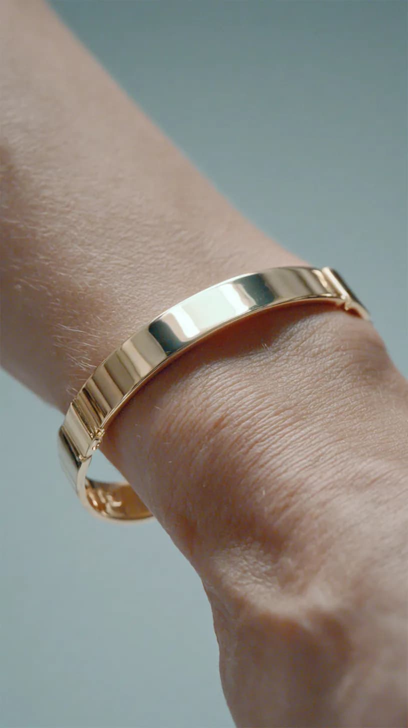AI Bracelet Photographer — 手腕上的手镯和袖口 - 之后 example 1